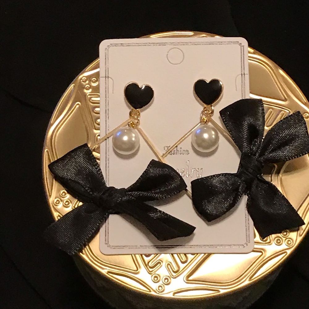 Black and gold heart n bow earrings.